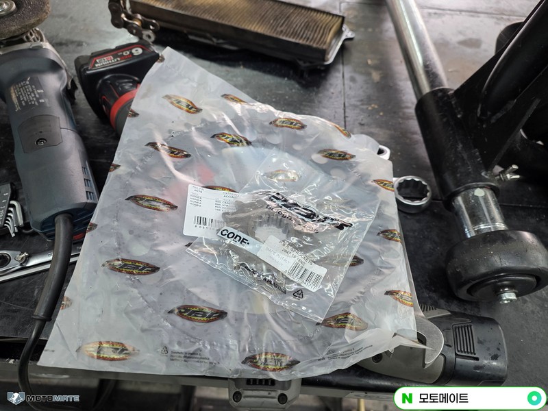 혼다 CB1000R 3만점검 엔진오일, 타이어, 에어필터,점화플러그, 체인, 대, 소기어 교환 관련 사진 35