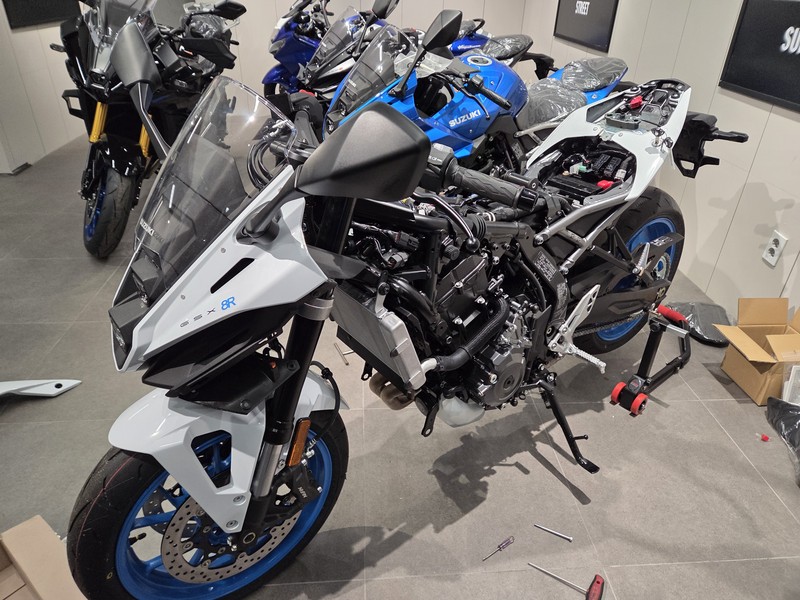스즈키매장 GSX8R 신차출고│옵션 장착부터 꼼꼼한 작업까지 스즈키인천점 관련 사진 4