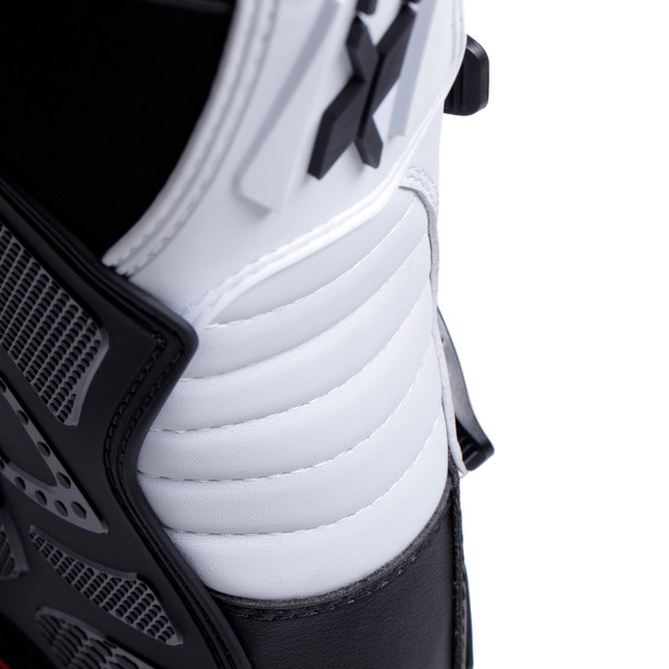 x-blast-black-white-redimagenumber8_152457.jpg