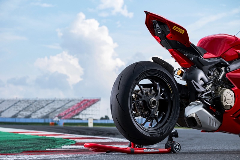 batch_pirelli-diablo-supercorsa-v4-02_215150.jpg