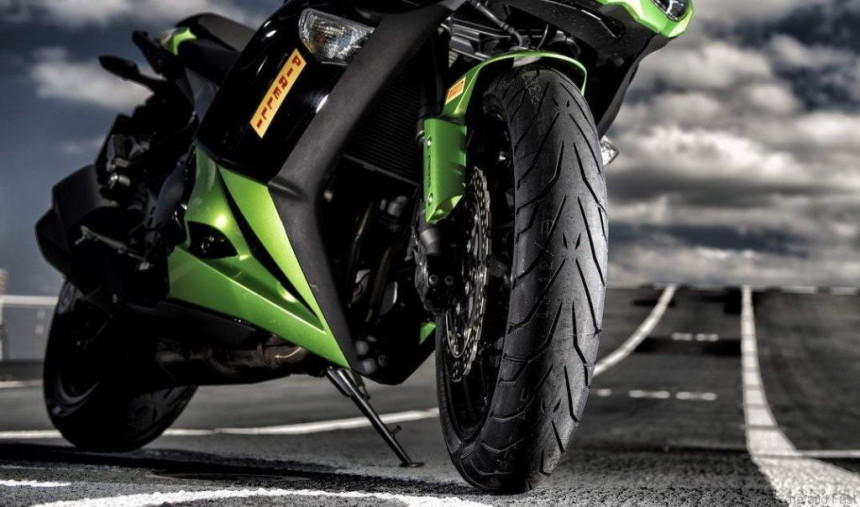 Motorcycle-tires_Pirelli-Angel-GT2-1024x604_184748.jpg