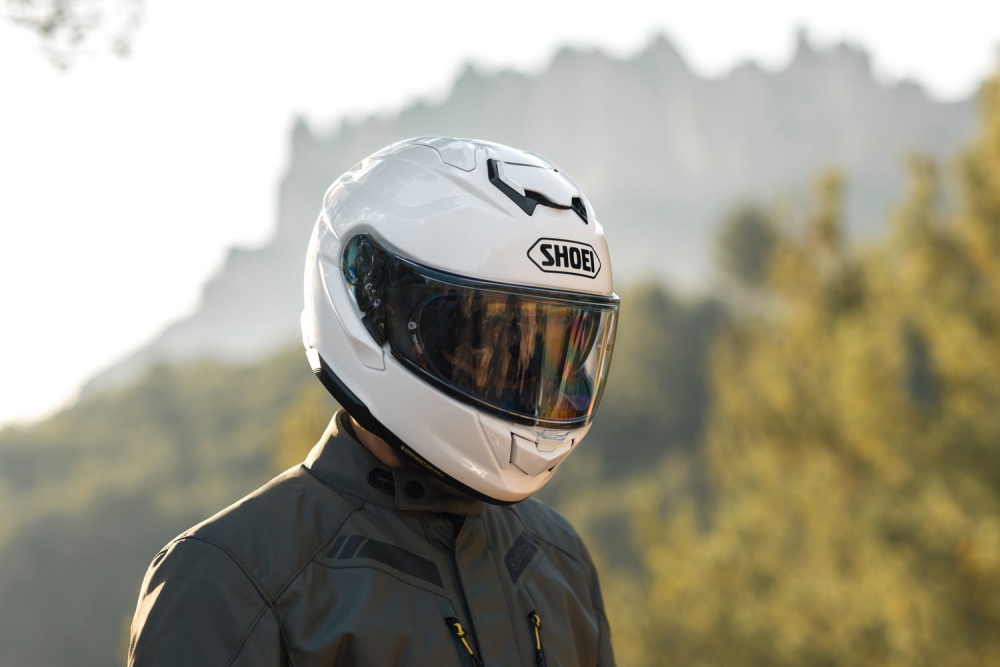 shoei_gt-air3_mood_23_122903.jpg